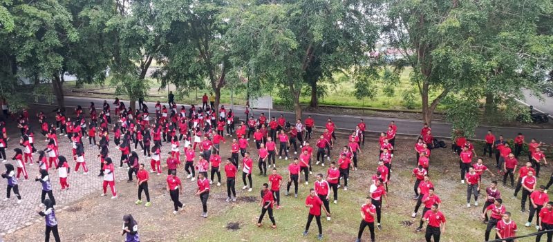 Mahasiswa baru PJKR FKIP USK angkatan 2025 bersama dosen dan staf terlihat penuh semangat mengikuti gerakan senam pagi rutin di halaman prodi, Jumat (22/8/2025).