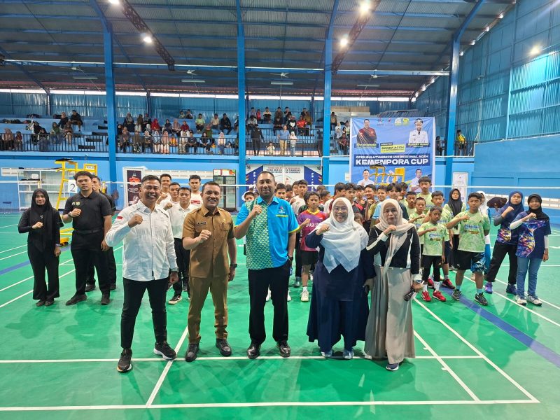 “Kepala Dispora Banda Aceh Reza Kamilin, S.STP bersama Ketua IGORNAS Aceh Dr. Muhammad Iqbal, M.Pd., AIFO, Anggota Komisi II DPRA Tati Mutia, serta Ketua Panitia Ryanto berfoto bersama para atlet bulu tangkis peserta Kejuaraan Regional Aceh Kemenpora Cup di PB Pasha Jaya Lamdingin, Banda Aceh (1/9/2025).”