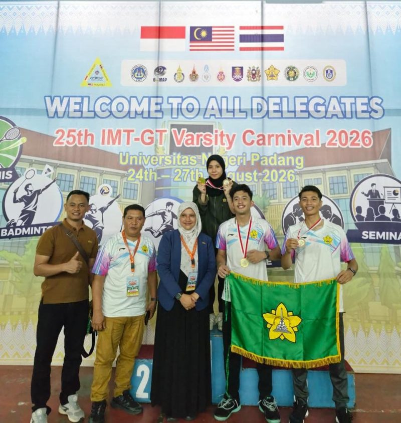 Tim USK meraih medali juara umum IMT GT Varsity carnival di Universitas Negeri Padang Rabu (26/8/2026)